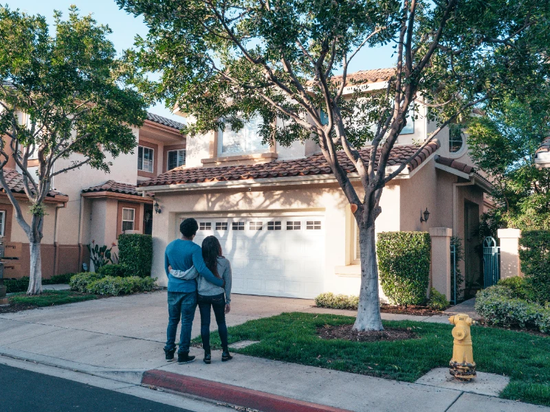 Buyers relocating to Summerlin Las Vegas touring a neighborhood